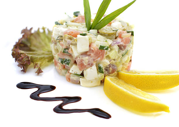 salada russa olivier com molho de limão e em branco - salade olivier - fotografias e filmes do acervo