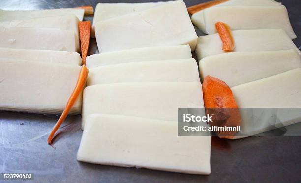 Rodajas De Queso Cheddar Foto de stock y más banco de imágenes de Alimento - Alimento, Bandeja, Bloque - Forma