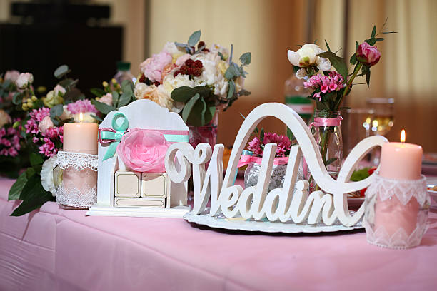 decoração de casamento palavra casamento no fundo de flores e velas - hotel hotel reception flower flower arrangement - fotografias e filmes do acervo