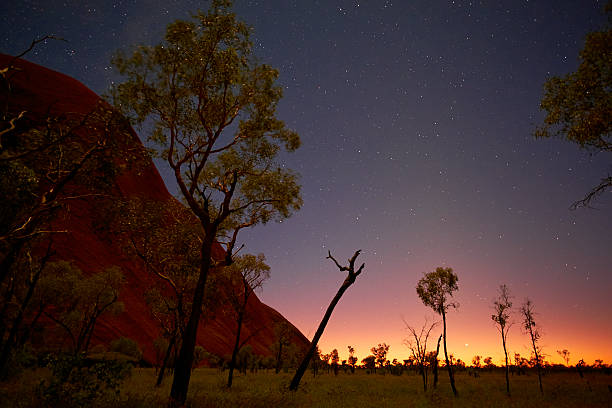 하늘 위의 울룰루 - uluru australia northern territory sunrise 뉴스 사진 이미지