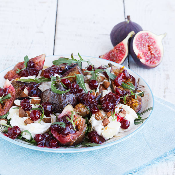 higos y ensalada con roqueta - salad mozzarella food balsamic vinegar fotografías e imágenes de stock