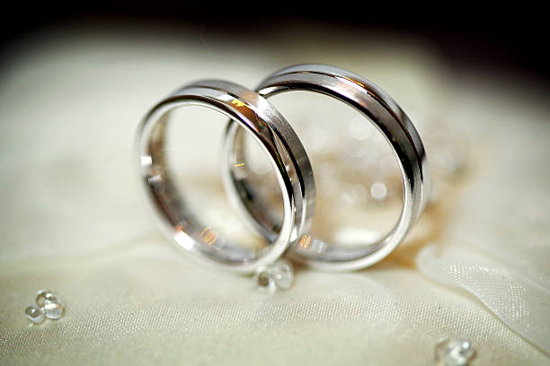 due oro fedi nuziali in raso beige. concetto di matrimonio - jewelry ring luxury wedding foto e immagini stock