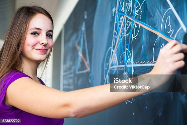 College Studente Scrivendo Sulla Lavagna - Fotografie stock e altre immagini di Corso di matematica - Corso di matematica, Studente, Adolescente