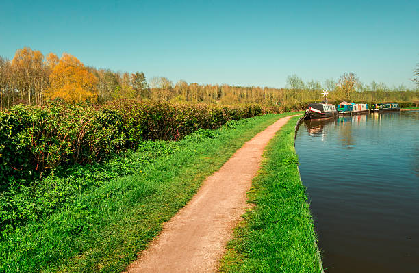 日帰り旅行には、運河曳船道-英国 - warwickshire narrow nautical vessel barge ストックフォトと画像