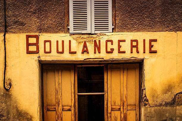 old shop symbol eines französischen bäckerei-boulangerie - altes backhaus dorf stock-fotos und bilder