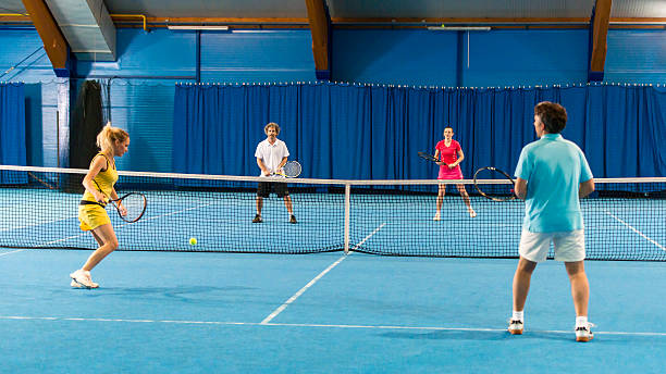 double mixte match à l'intérieur - indoor tennis photos et images de collection