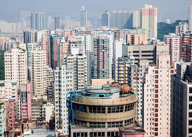 arquitectura en hongkong - too small architecture in a row apartment fotografías e imágenes de stock
