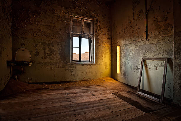 istock Inside of and abandon building 523832189