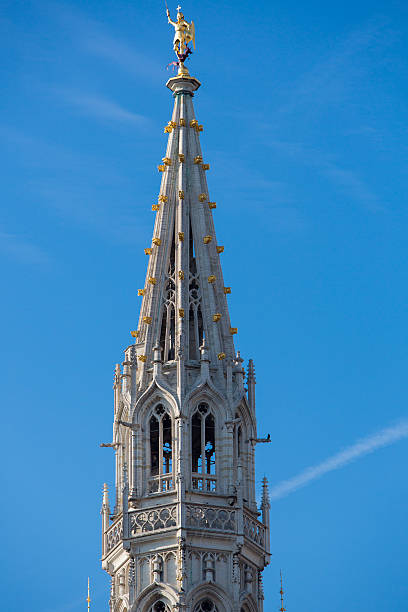 torre medievale presso grand place di bruxelles - brussels belgium arranging majestic foto e immagini stock