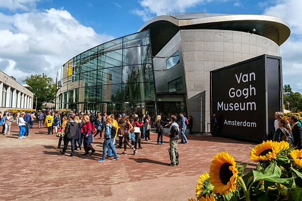 multitud en frente de el museo van gogh de amsterdam - solar collector fotos fotografías e imágenes de stock