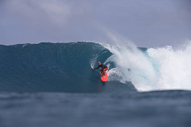 älterer mann auf einem große welle - surfing men hawaii islands wave stock-fotos und bilder