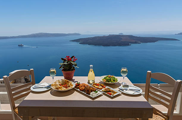 pranzo al mare, grecia - wine bottle food wine restaurant foto e immagini stock