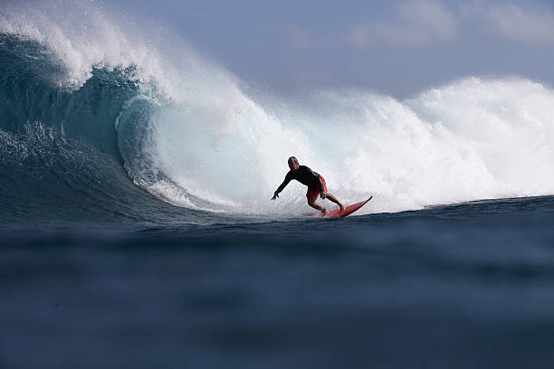 mann ende geht auf eine große rollender welle - surfing men hawaii islands wave stock-fotos und bilder