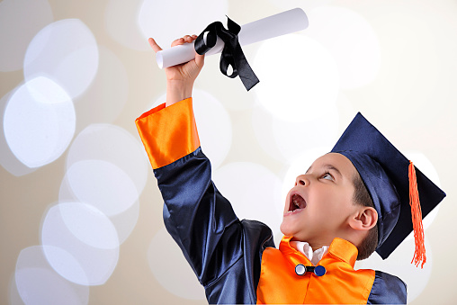 Niño Graduado De Fondo Bokeh Foto de stock y más banco de imágenes de Graduación - Graduación, Niño, Niño pre-escolar - iStock Niño Graduado De Fondo Bokeh Foto de stock y más banco de imágenes de Graduación - Graduación, Niño, Niño pre-escolar - iStock