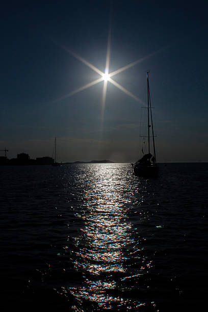 retroiluminación reflexiones de la puesta del sol en el mar. - waterbirds fotografías e imágenes de stock