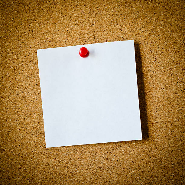nota di carta - blank bulletin board paper straight pin foto e immagini stock