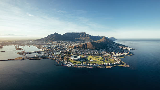 luftaufnahme der küste blick auf kapstadt, südafrika - nationalpark table mountain stock-fotos und bilder