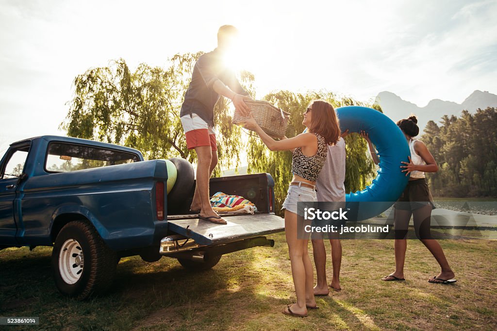 Junge Freunde Entladen Abholung auf camping-Ausflug - Lizenzfrei Kleinlastwagen Stock-Foto