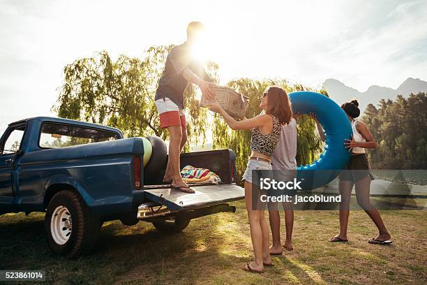 Junge Freunde Entladen Abholung Auf Campingausflug Stockfoto und mehr Bilder von Kleinlastwagen