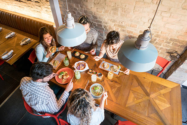 grupa osób jedzących w restauracji - restauracja meksykańska zdjęcia i obrazy z banku zdjęć