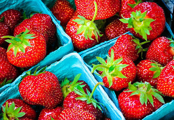 красный спелую клубнику - farmers market fruit market berry fruit стоковые фото и изображения