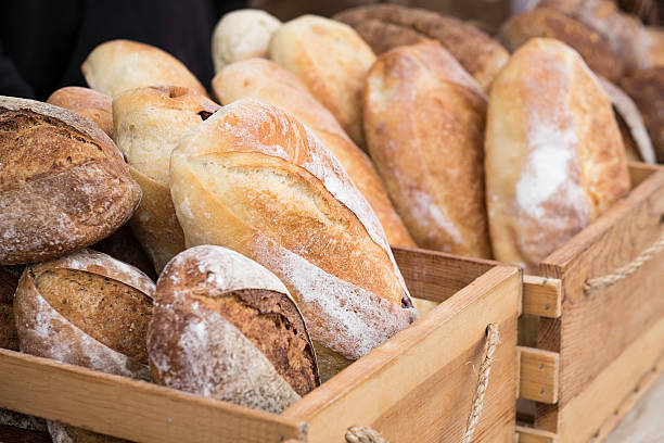 Loaves de pan casero at the Farmer's Market - foto de stock