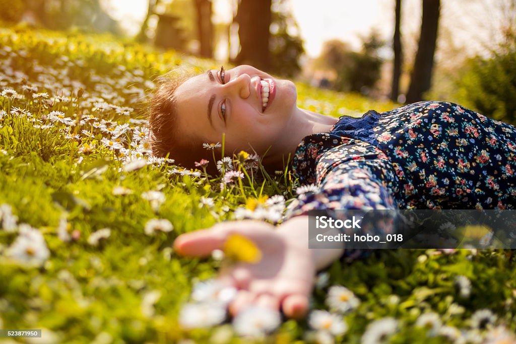 Jolie jeune adolescente se détendre sur une herbe - Photo de Printemps libre de droits
