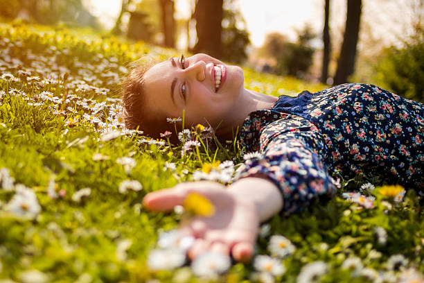 piuttosto giovane adolescente rilassante su un erba - nature smiling teenage girls female foto e immagini stock