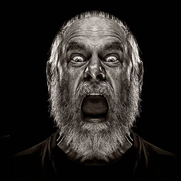 man screaming and looking terrified - angst fotos stockfoto's en -beelden
