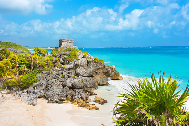 rovine maya di tulum e spiaggia - mexico the americas ancient past foto e immagini stock