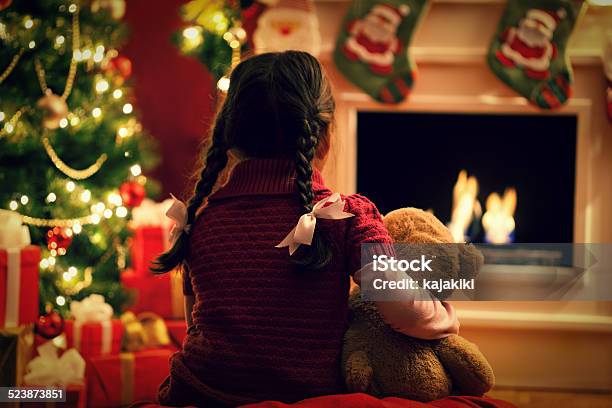 Noche De Navidad Foto de stock y más banco de imágenes de 6-7 años - 6-7 años, Abrazar, Casa