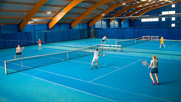 interior juego de dobles mixtos match - tennis court tennis net indoors fotografías e imágenes de stock
