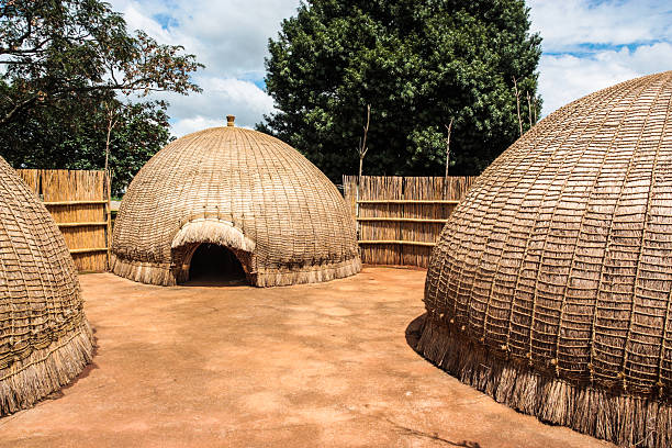 suazilândia huts tradicional - swaziland imagens e fotografias de stock