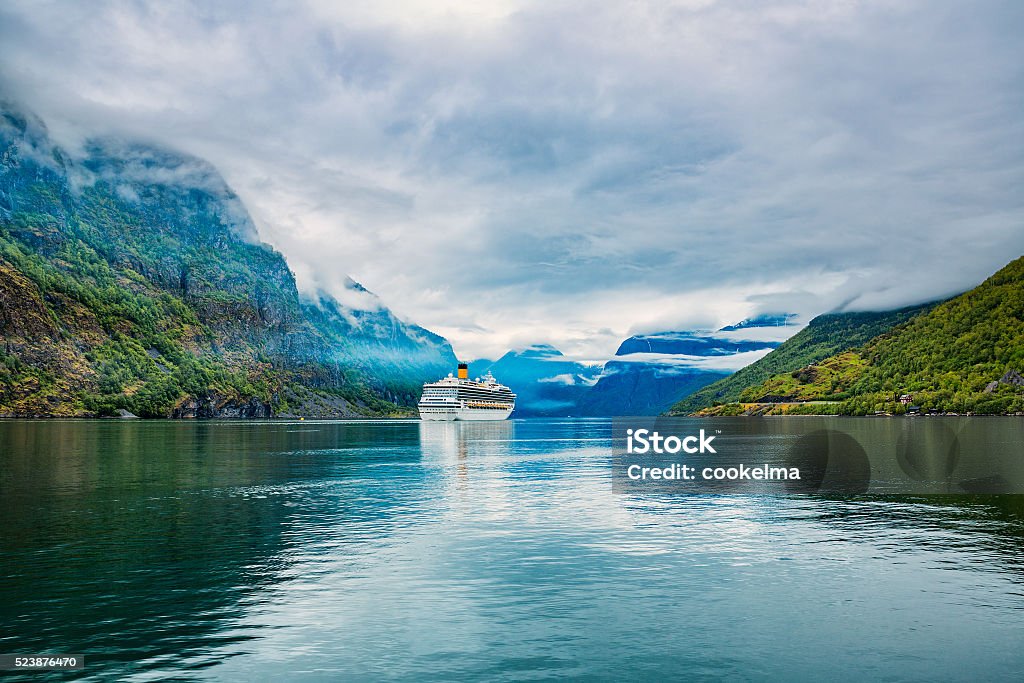 Navios de cruzeiro de Fjorden de Hardanger - Foto de stock de Navio cruzeiro royalty-free