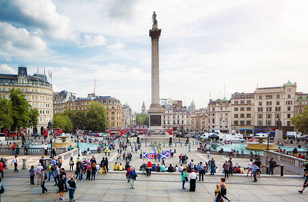 ocupado trafalgar square, londres no reino unido, no outono ensolarada tarde - praça trafalgar - fotografias e filmes do acervo