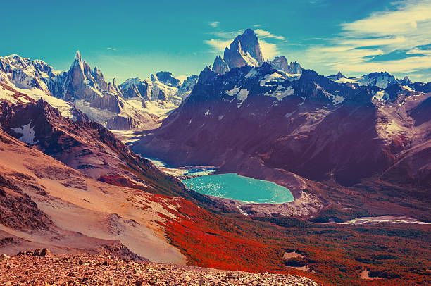 incredibile autunno paesaggio con fitz roy e cerro torre montagne. - mt fitz roy foto e immagini stock