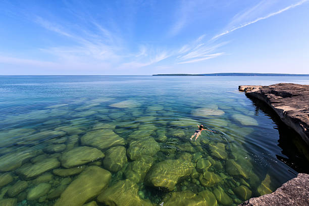 fille nager dans le lac superior au-dessus de la péninsule du michigan - great lakes photos et images de collection
