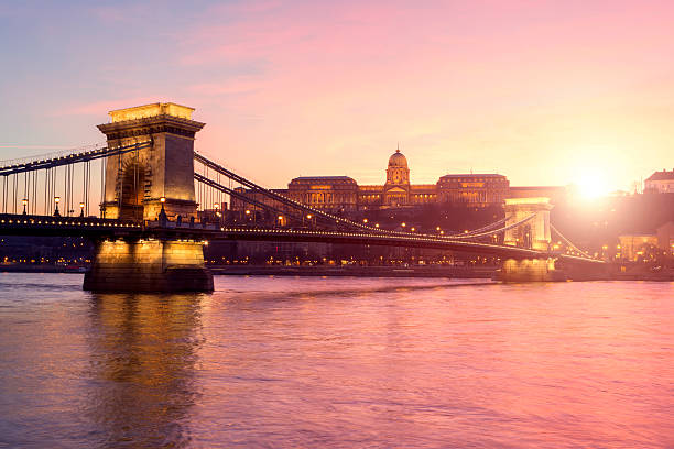 széchenyi ponte das correntes em budapeste ao pôr-do-sol - sandor palace - fotografias e filmes do acervo