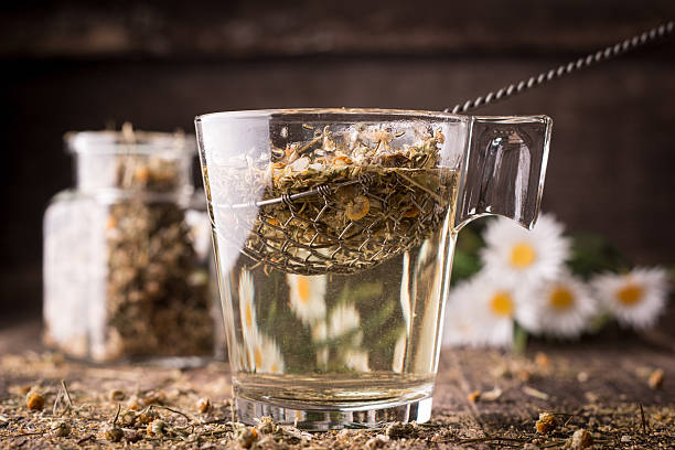 mix di sano tè alle erbe su sfondo in legno vintage - ingredient fennel food dry foto e immagini stock