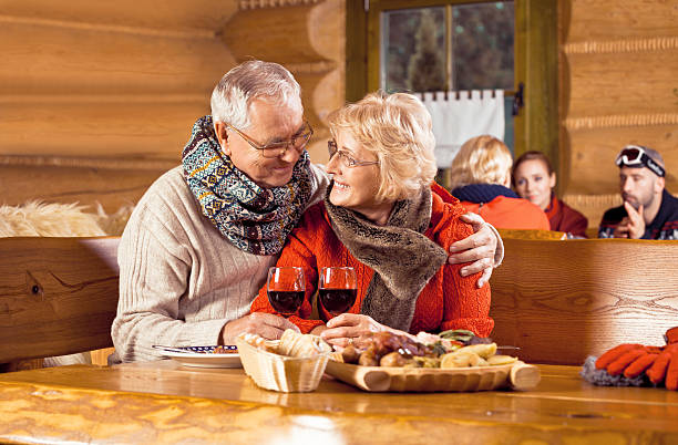 sênior casal jantando no restaurante depois de esquiar - apres ski couple love winter - fotografias e filmes do acervo