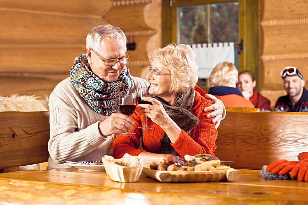 선임 커플입니다 있는 점심 식사 후 스키타기, toasting 예술 공연 관람과 함께 와인 - apres ski couple love winter 뉴스 사진 이미지