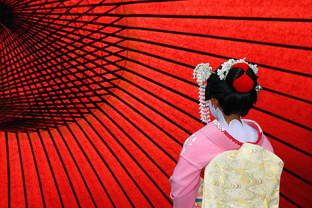 japoński gejsza i japoński umbrilla - geisha kabuki japan japanese culture zdjęcia i obrazy z banku zdjęć