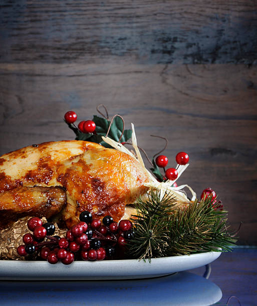 leckere hähnchen auf dem teller mit roast turkey - roast turkey stock-fotos und bilder
