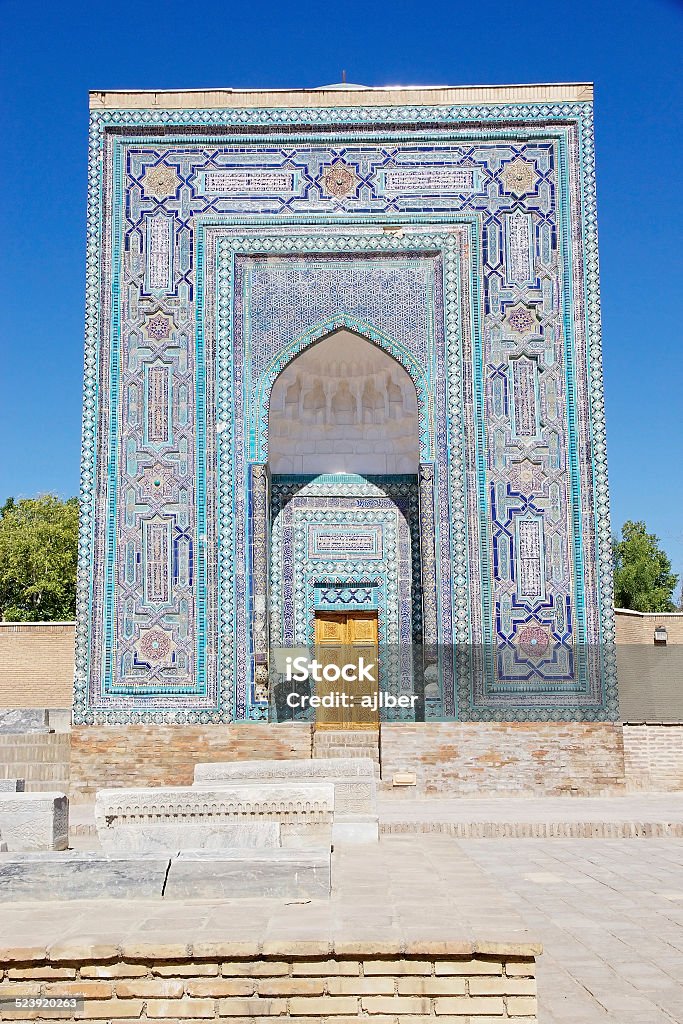 Samarkand Usto Ali Nasafi Mausoleum at the Shah-i-Zinda, Samarkand, Uzbekistan. Shah-i-Zinda is a necropolis in the north-eastern part of Samarkand. It includes mausoleums and other ritual buildings of 9-14th and 19th centuries. Shah-i-Zinda,meaning The living King, is connected with the legend that Kusam ibn Abbas, the cousin of the prophet Muhammad, was buried there. Ancient Stock Photo