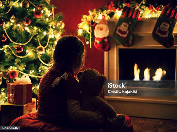 Noche De Navidad Foto de stock y más banco de imágenes de Fuego - Fuego, Navidad, Relajación