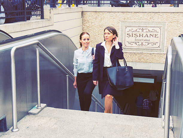 businesswomen sair da estação de metrô de istambul - escalator elevator women leaving - fotografias e filmes do acervo