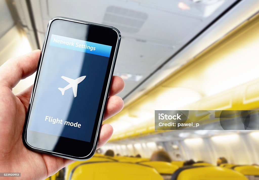 Hand holding smartphone im Flugzeug - Lizenzfrei Ausrüstung und Geräte Stock-Foto