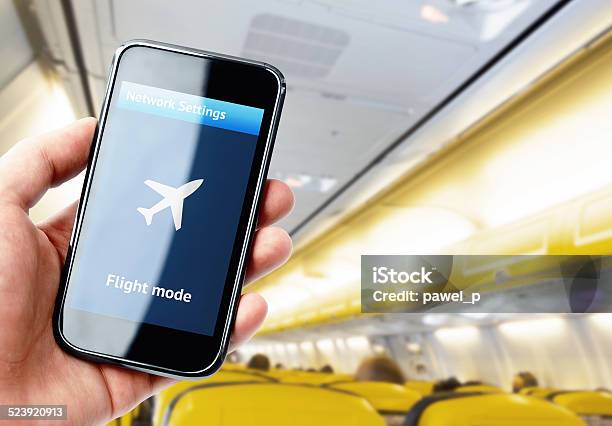 Hand Holding Smartphone Im Flugzeug Stockfoto und mehr Bilder von Ausrüstung und Geräte - Ausrüstung und Geräte, Berühren, Bildhintergrund