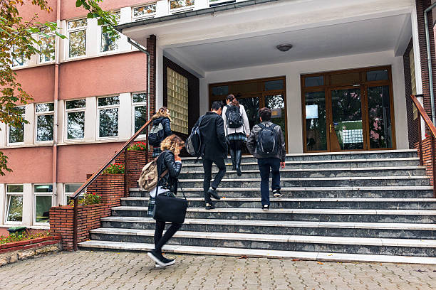 turkish studenti di andare a scuola, istanbul - school secondary school building building exterior high school foto e immagini stock