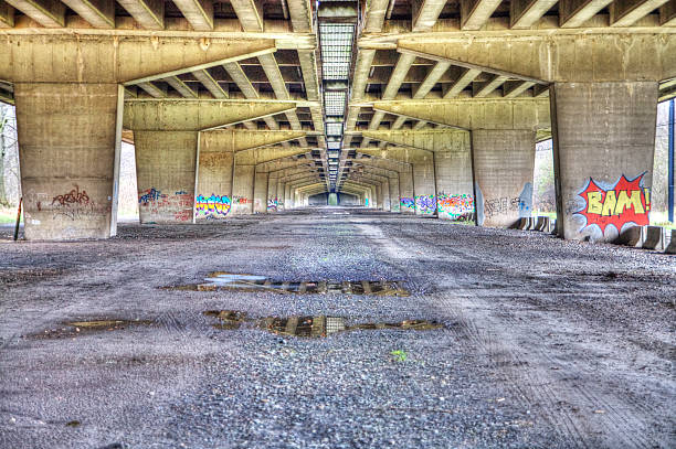 ponte pilastri in autostrada - construction bridge below concrete foto e immagini stock